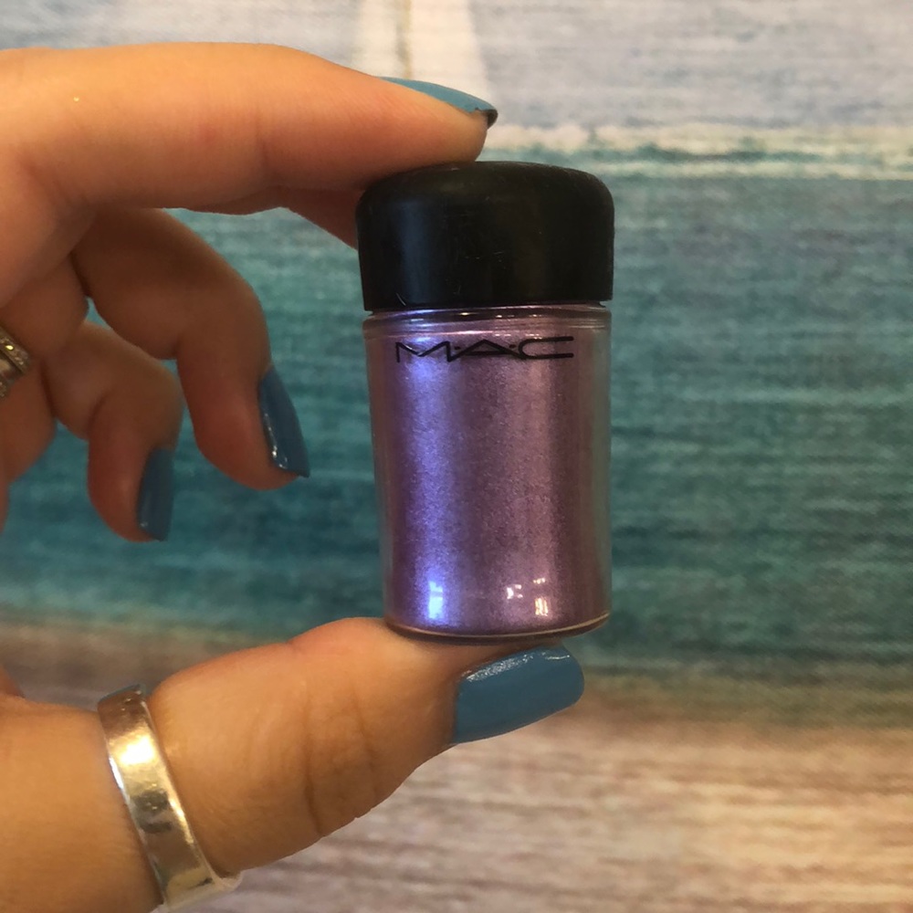 Violet pigment by MAC